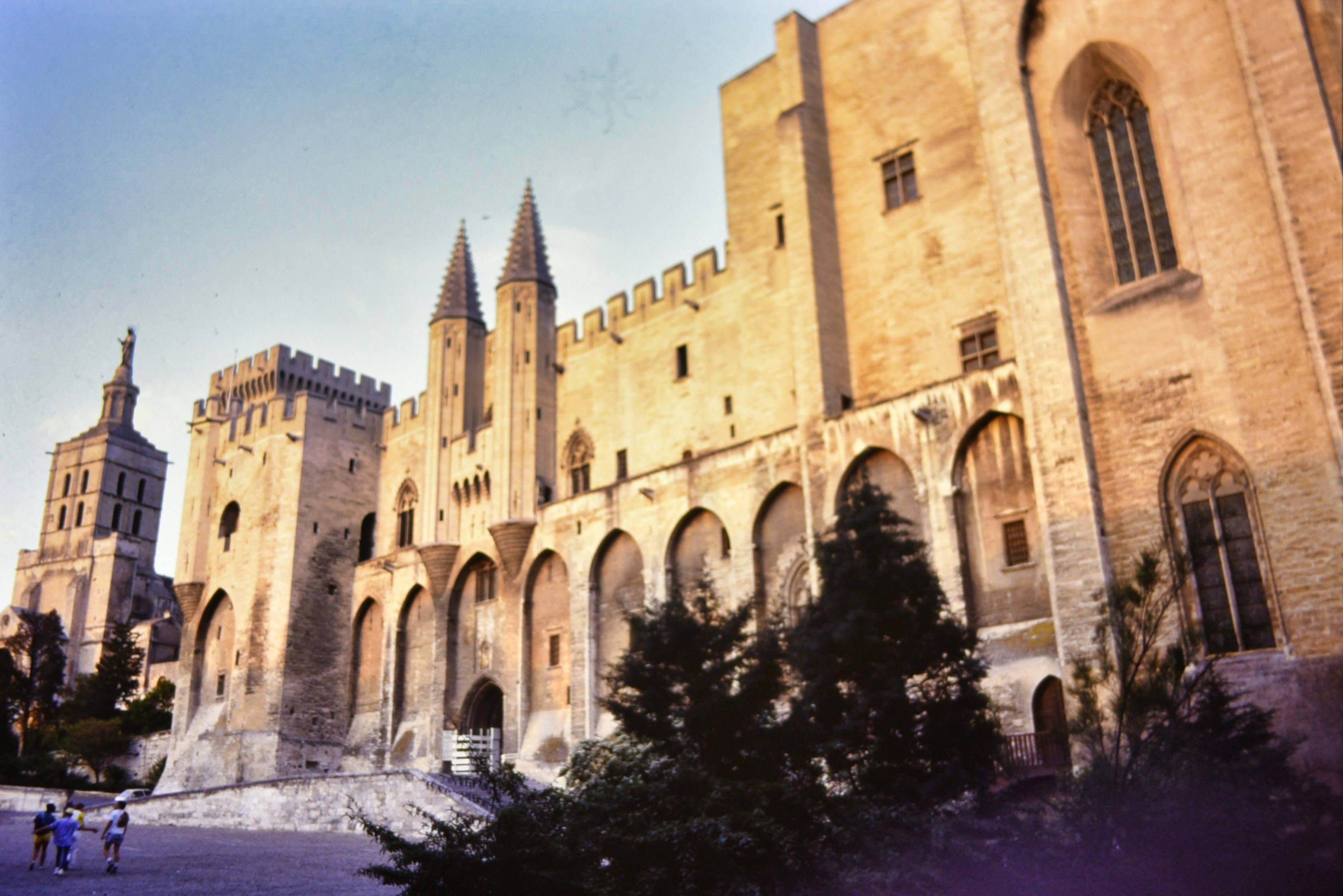Avignon : le Palais des papes, façade et tours