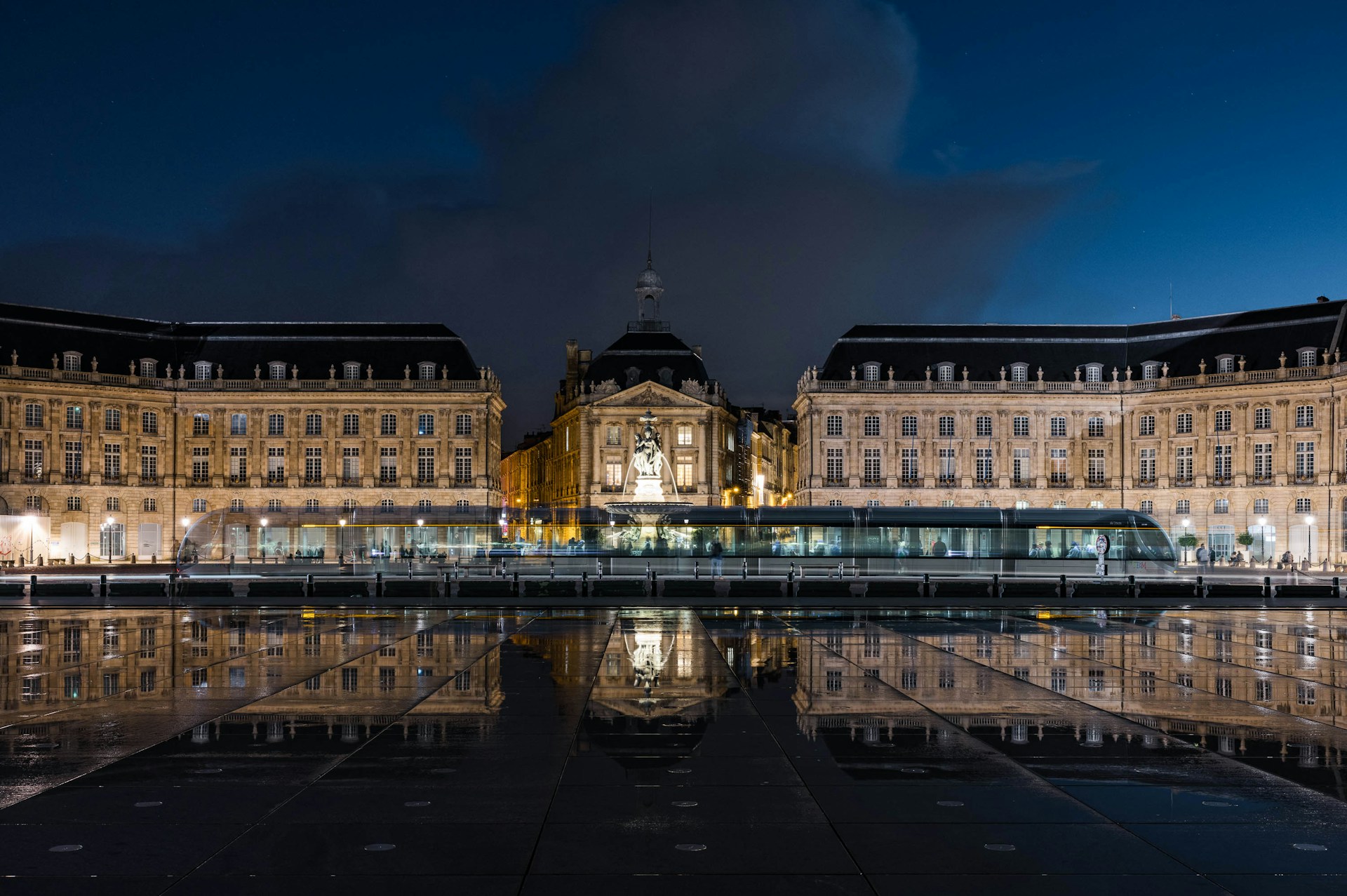 Bordeaux : reflets de la place de la Bourse sur le miroir d'eau