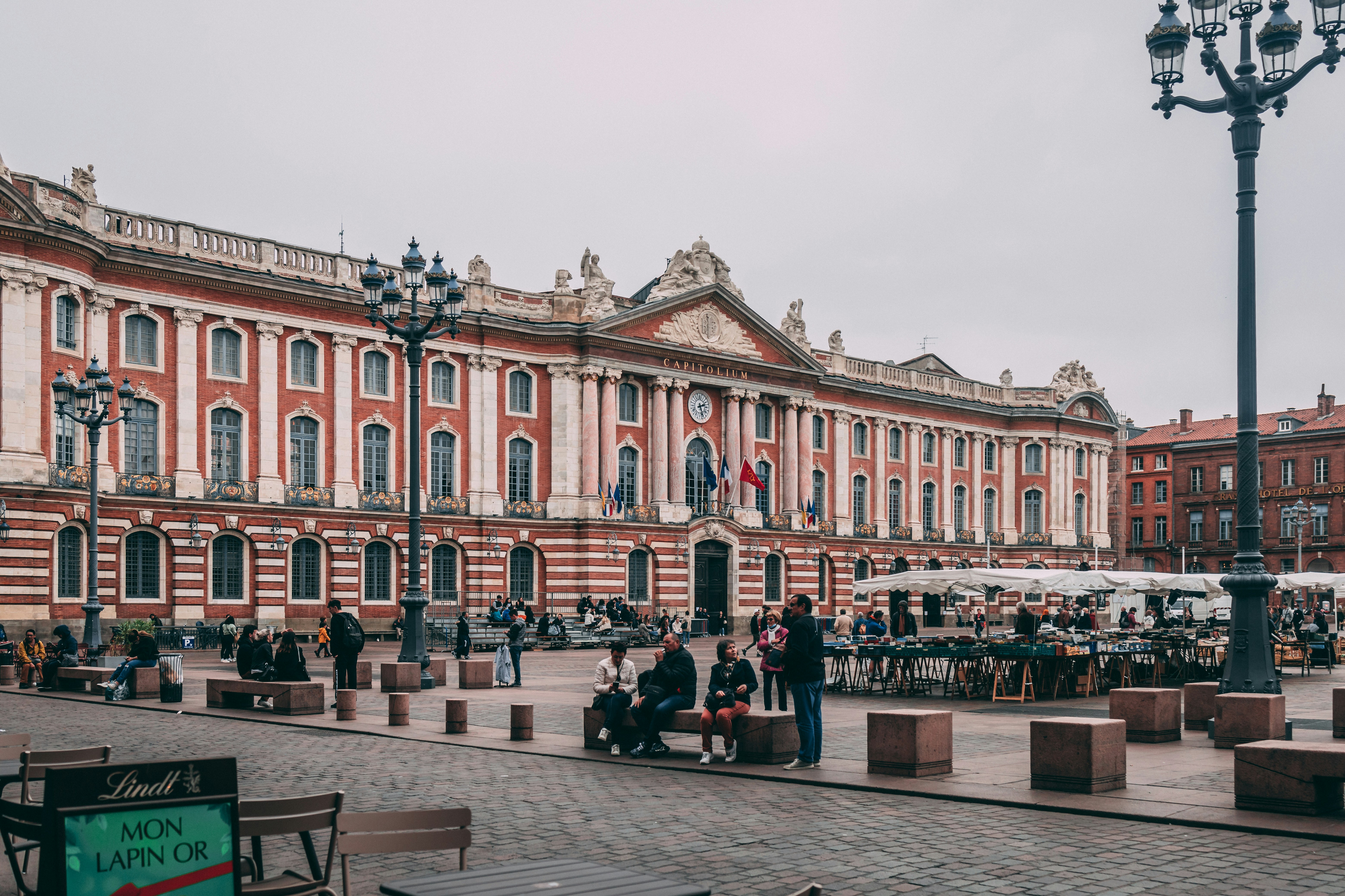 Toulouse : vue sur la place du Capitole et la façade du Capitole de Toulouse